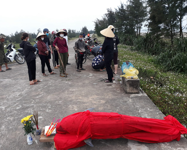 Nghĩa địa chôn cất cá Ông ở Hà Tĩnh, để tang như con người - Ảnh 4.