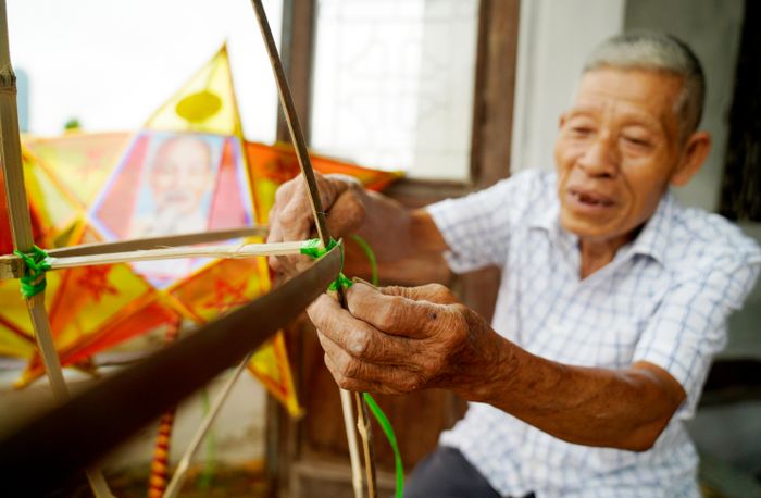 Ông Trương Viết Dũng (72 tuổi, trú tại đường Lý Tự Trọng, TP Hà Tĩnh) đã có đến hơn 30 năm làm đèn Trung thu. Ông bắt tay vào nghề này khi đời sống của phần lớn người dân đang gặp khó khăn, đồ chơi Trung thu còn rất hiếm.