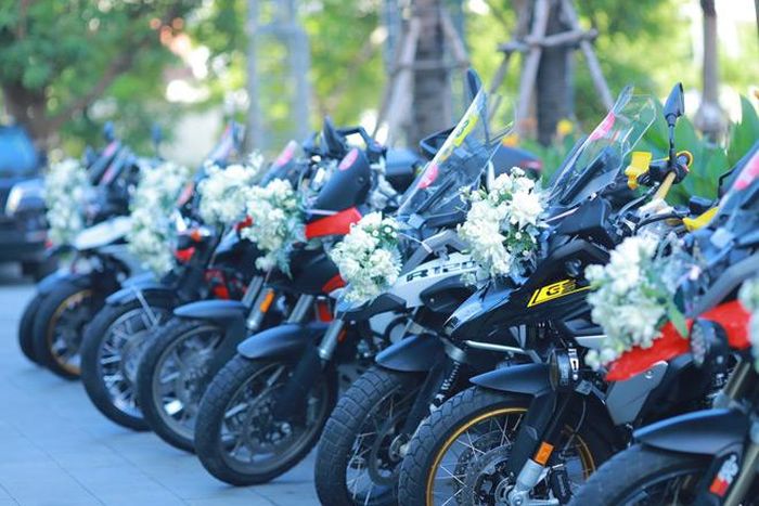 Những chiếc moto "hầm hố" được trang trí hoa cưới lộng lẫy trong ngày vui của cô dâu, chú rể tạo nên đoàn rước dâu” có một không hai”. Ảnh: Nông thôn Việt