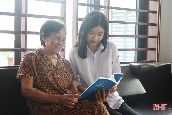 Niềm vui bình dị của Bình là được trò chuyện, đọc sách báo, tài liệu cùng bà nội vào những lúc rảnh rỗi.