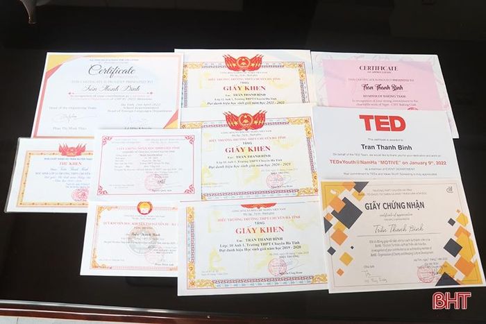 Những phần thưởng trong chuỗi học tập của Trần Thanh Bình suốt 3 năm theo học tại Trường THPT Chuyên Hà Tĩnh.