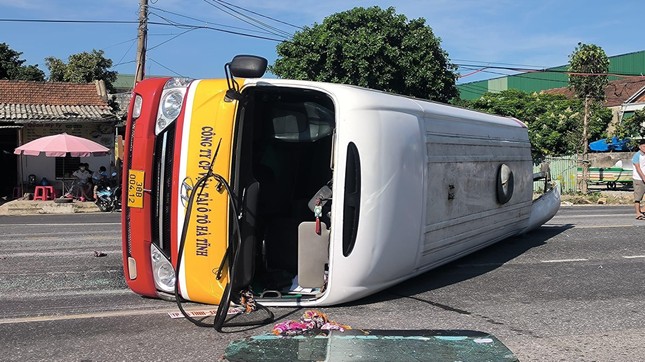 Va chạm với xe đầu kéo, xe buýt lật giữa đường, 12 hành khách bị thương ảnh 2