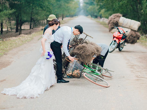 Ảnh cưới cặp đôi Hà Tĩnh giúp người ngã xe gây tranh cãi - 1