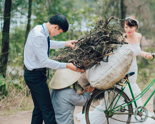 Ảnh cưới cặp đôi Hà Tĩnh giúp người ngã xe gây tranh cãi - 2