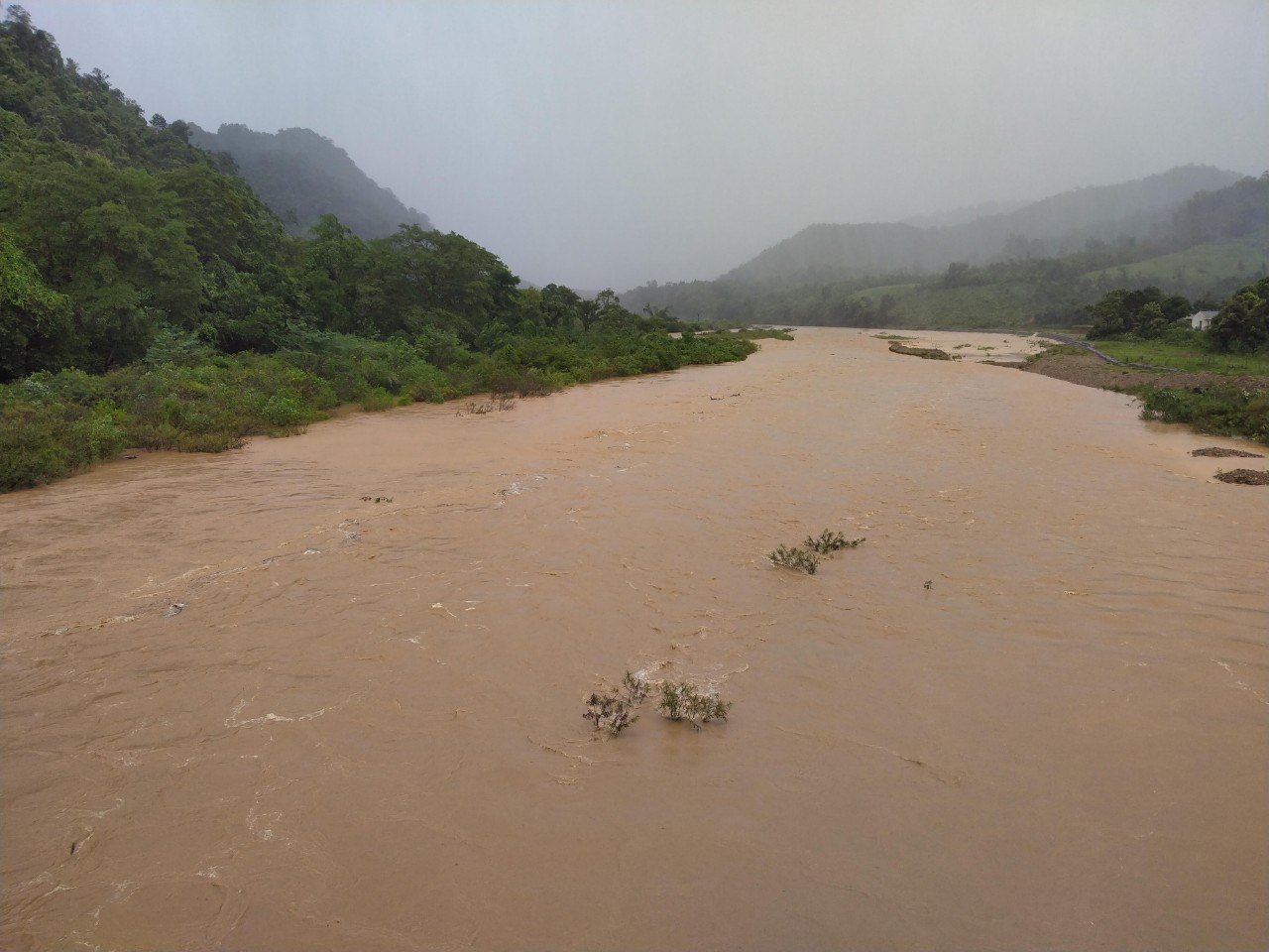 Sự kiện - Chùm ảnh: Mực nước sông, suối ở Quảng Trị dâng cao, nguy cơ chia cắt nhiều vùng