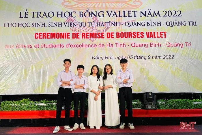 Tất Huy (thứ 2 từ trái sang) là 1 trong 5 học sinh xuất sắc của Trường THPT Phan Đình Phùng vinh dự nhận học bổng Vallet năm 2022 dành cho học sinh, sinh viên ưu tú Hà Tĩnh - Quảng Bình - Quảng Trị.