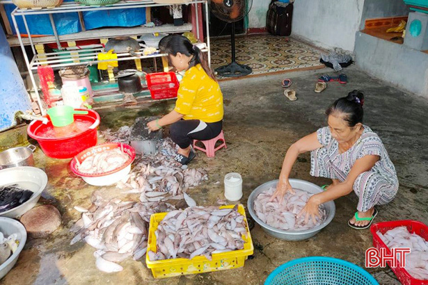 Hà Tĩnh: Độc đáo ngôi làng quanh năm tranh thủ chớp nắng hanh vàng, tất bật phơi mẻ cá thờn bơn tươi ngon - Hình 2