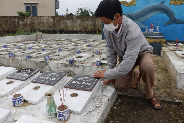 Nghĩa địa chôn cất cá Ông ở Hà Tĩnh, để tang như con người - Ảnh 2.