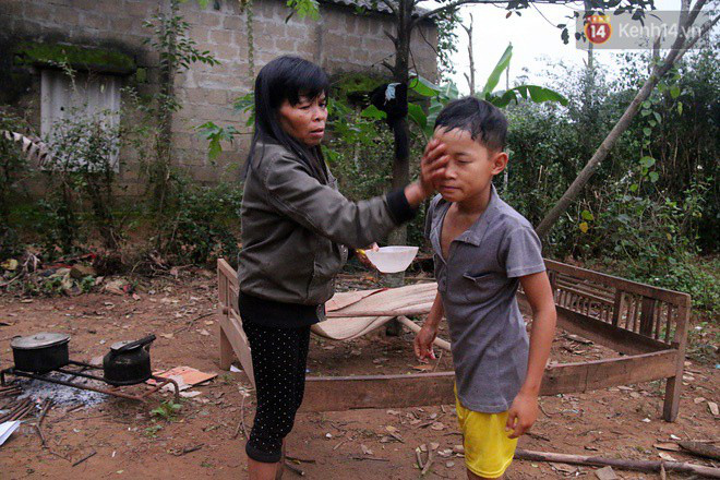 Bé trai 9 tuổi một mình sống giữa mộ bia ở Quảng Trị hơn 700 đêm: Cuối cùng mẹ đã về rồi, chỉ mong mẹ không bỏ em đi nữa - Ảnh 4.