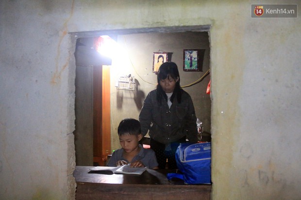 Bé trai 9 tuổi một mình sống giữa mộ bia ở Quảng Trị hơn 700 đêm: Cuối cùng mẹ đã về rồi, chỉ mong mẹ không bỏ em đi nữa - Ảnh 10.