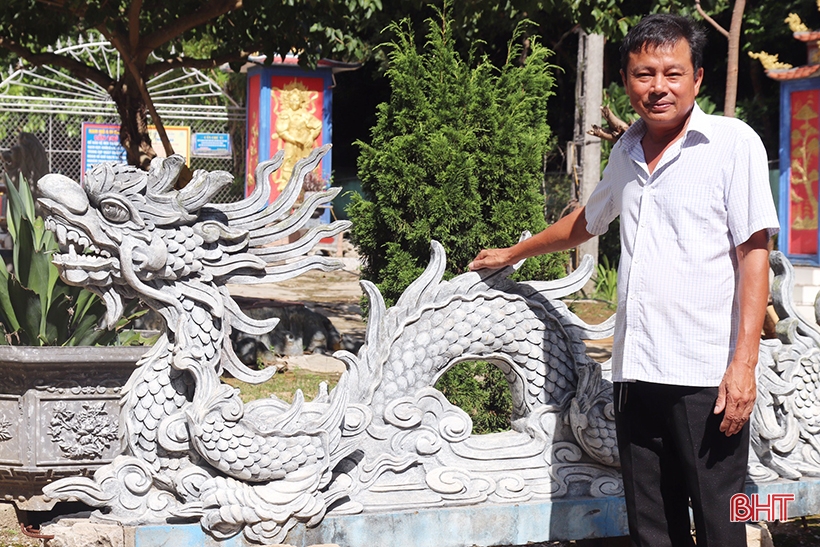 Ở làng này của Hà Tĩnh, đàn ông con trai theo cái nghề quanh năm &quot;tạc rồng, đắp phượng&quot; làm vui cho thiên hạ - Ảnh 2.