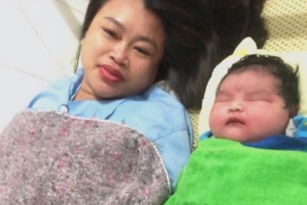 Mẹ Hà Tĩnh 41 tuổi sinh con khó khăn, bé ra đời với cân nặng 6,2kg hiếm thấy - 3