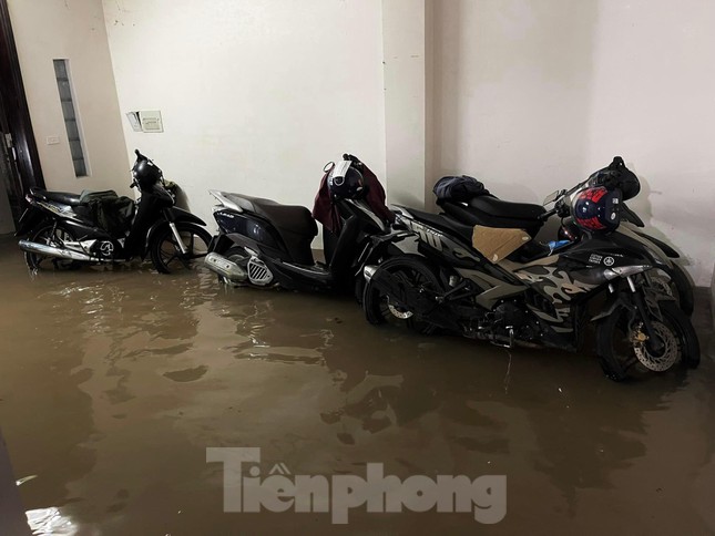 Nhiều tuyến phố Hà Tĩnh ngập nặng trong đêm sau mưa lớn ảnh 11