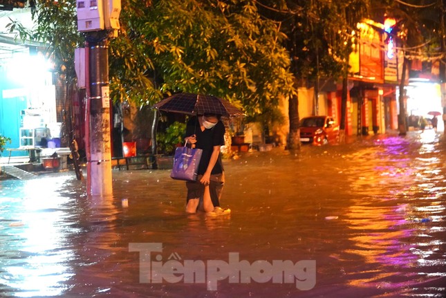 Nhiều tuyến phố Hà Tĩnh ngập nặng trong đêm sau mưa lớn ảnh 6