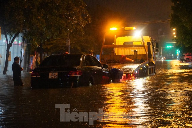Nhiều tuyến phố Hà Tĩnh ngập nặng trong đêm sau mưa lớn ảnh 5