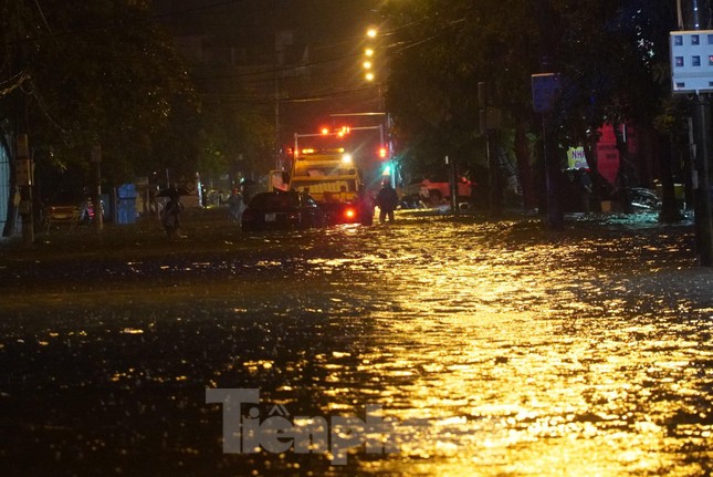 Nhiều tuyến phố Hà Tĩnh ngập nặng trong đêm sau mưa lớn ảnh 1