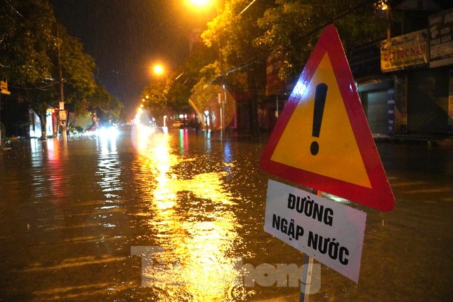 Nhiều tuyến phố Hà Tĩnh ngập nặng trong đêm sau mưa lớn ảnh 8