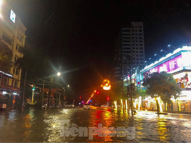 Nhiều tuyến phố Hà Tĩnh ngập nặng trong đêm sau mưa lớn ảnh 4