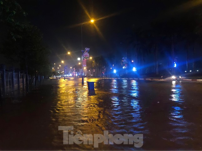 Nhiều tuyến phố Hà Tĩnh ngập nặng trong đêm sau mưa lớn ảnh 3