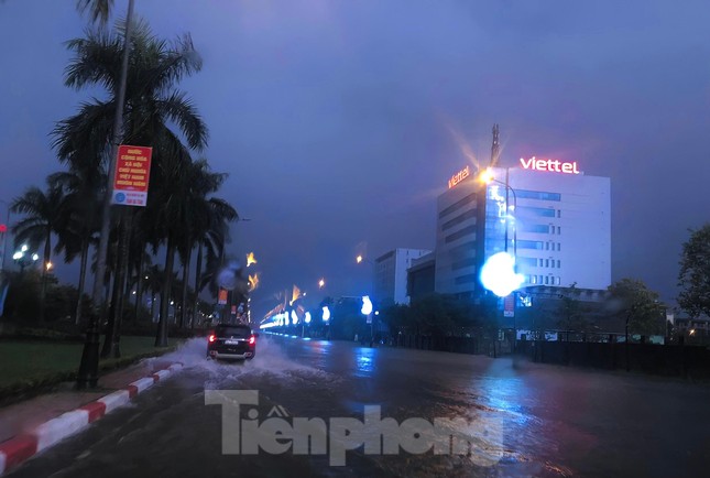 Nhiều tuyến phố Hà Tĩnh ngập nặng trong đêm sau mưa lớn ảnh 2