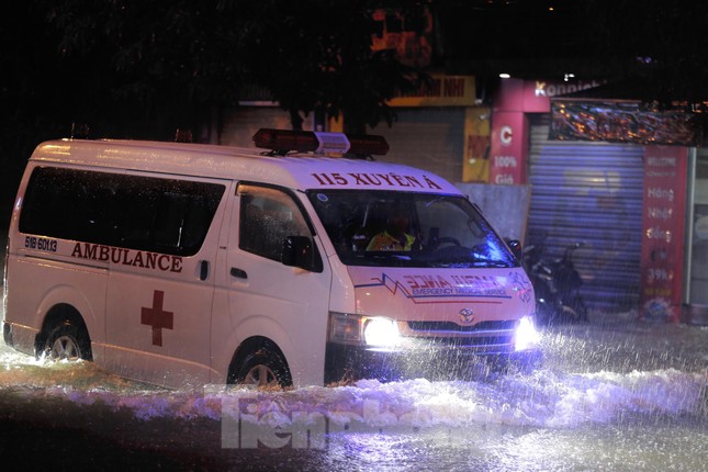 Nhiều tuyến phố Hà Tĩnh ngập nặng trong đêm sau mưa lớn ảnh 9