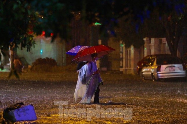 Nhiều tuyến phố Hà Tĩnh ngập nặng trong đêm sau mưa lớn ảnh 12