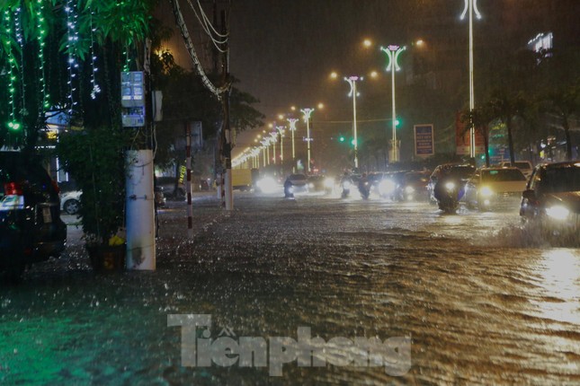 Nhiều tuyến phố Hà Tĩnh ngập nặng trong đêm sau mưa lớn ảnh 10