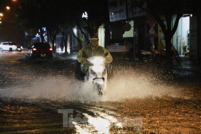 Nhiều tuyến phố Hà Tĩnh ngập nặng trong đêm sau mưa lớn ảnh 7
