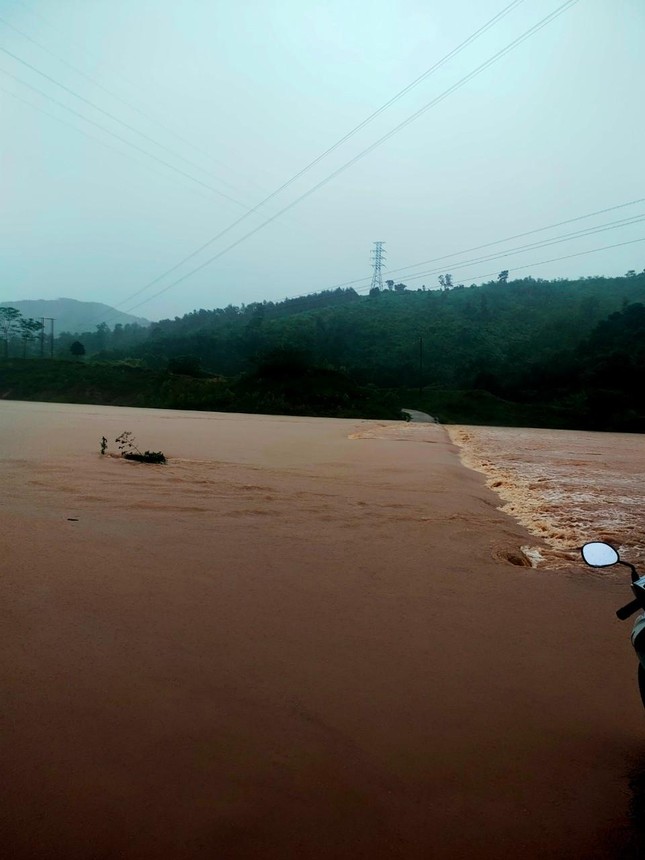 Mưa bão cuốn trôi cầu sắt, hơn 330 hộ dân ở Quảng Trị bị cô lập hoàn toàn ảnh 3