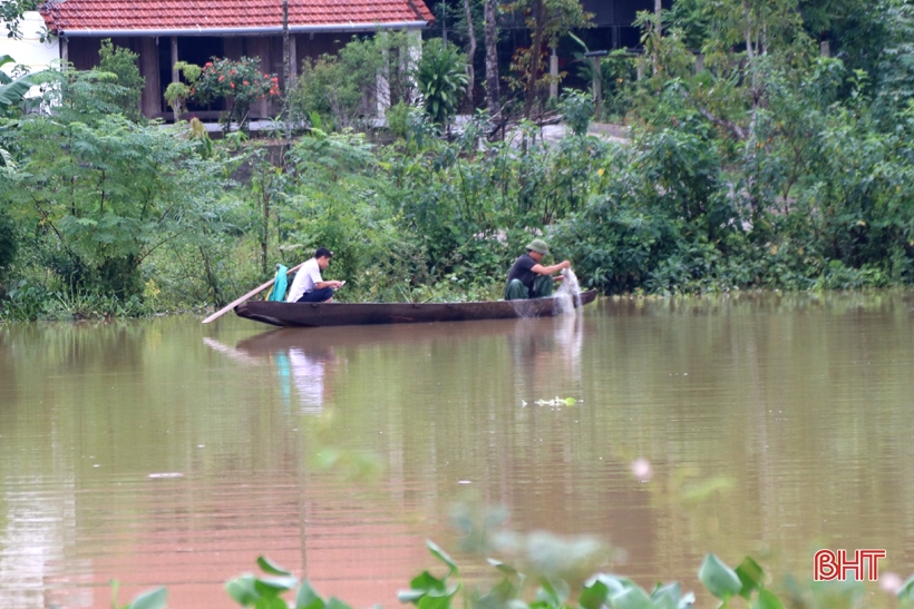 Người dân Hương Sơn bất chấp nguy hiểm để đánh bắt cá