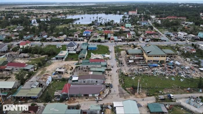 Chiều 27/9, một trận lốc xoáy bất ngờ quét qua khối phố 3, thị trấn Cửa Việt, huyện Gio Linh, tỉnh Quảng Trị. Mặc dù không nằm trong tâm bão nhưng đây lại là địa phương chịu thiệt hại nặng nề về tài sản trong cơn bão Noru vừa qua.