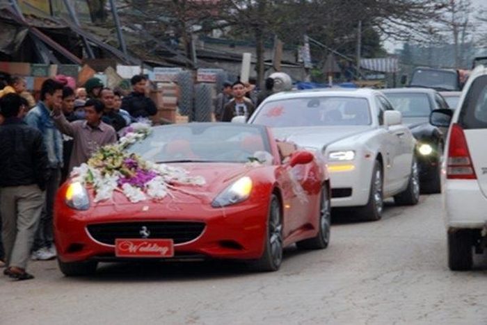 Đầu năm 2012, nữ đại gia phố núi Nguyễn Thị Liễu được nhiều người biết đến khi tổ chức đám cưới "khủng" tại Hà Tĩnh cho cậu con trai. Đám cưới xôn xao cả một vùng quê với dàn siêu xe rước dâu gồm Ferrari mui trần, Rolls-Royce Phantom....Ảnh: Giadinhonline