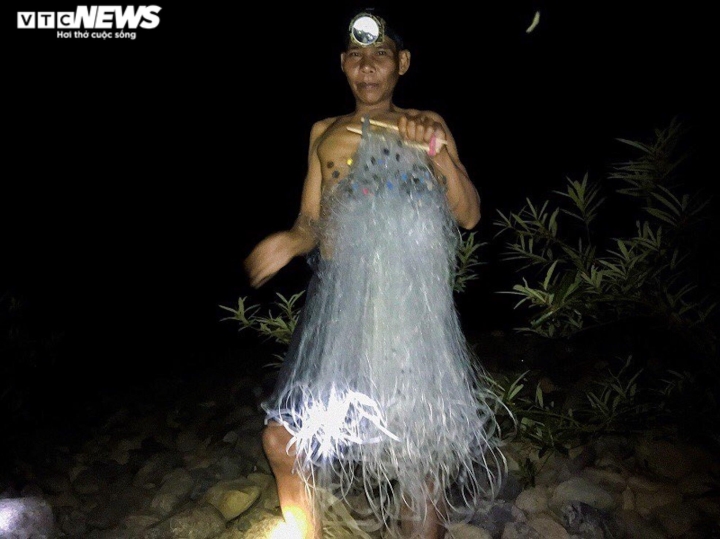 Ảnh: Nửa đêm rọi đèn, ngâm mình dưới suối săn loài cá 'điên' ở Quảng Trị - 2