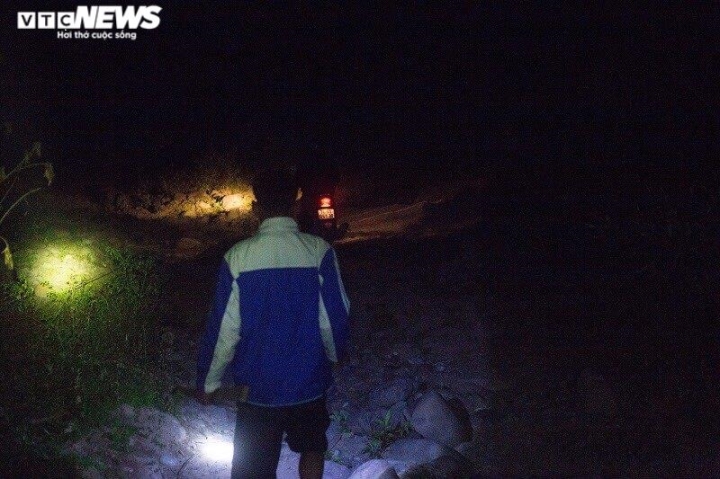 Ảnh: Nửa đêm rọi đèn, ngâm mình dưới suối săn loài cá 'điên' ở Quảng Trị - 1