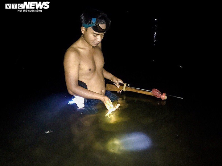 Ảnh: Nửa đêm rọi đèn, ngâm mình dưới suối săn loài cá 'điên' ở Quảng Trị - 5