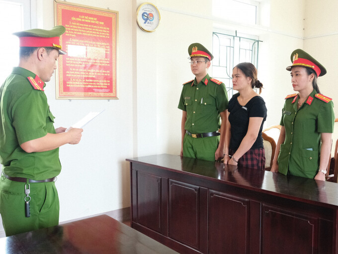 Cơ quan CSĐT Công an tỉnh Hà Tĩnh công bố các quyết định khởi tố bị can và lệnh bắt tạm giam đối với Phạm Thị Oanh. Ảnh: CACC