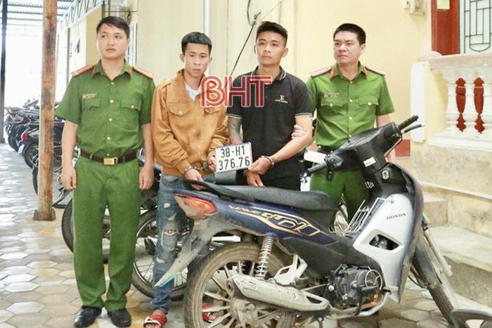 Trần Văn Hoàng và Nguyễn Văn Dũng bị bắt vì hành vi cướp giật tài sản (22/10/2022).