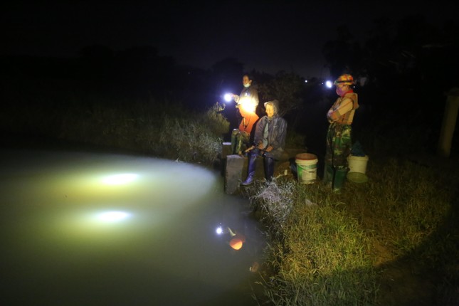 Đội đèn săn đặc sản 'kinh dị', nông dân kiếm tiền triệu mỗi đêm ảnh 1