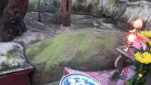 Phiến đá phủ rêu xanh được người dân lập đền thờ, kính cẩn gọi là ngài đá. 