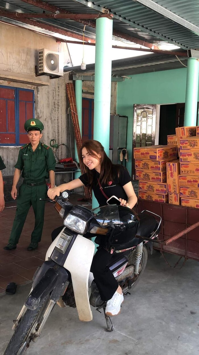 Hòa Minzy bị 'bóc mẽ' khi đi làm từ thiện tại Quảng Trị Ảnh 2