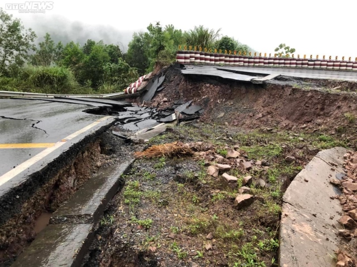 Quảng Trị: Quốc lộ 15D bị sụt lún 200 m, cửa khẩu La Lay tê liệt - 1