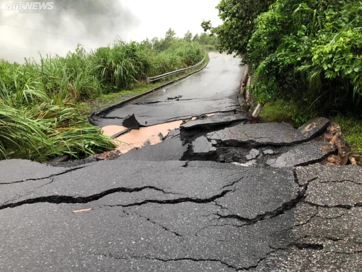 Quảng Trị: Quốc lộ 15D bị sụt lún 200 m, cửa khẩu La Lay tê liệt - 2
