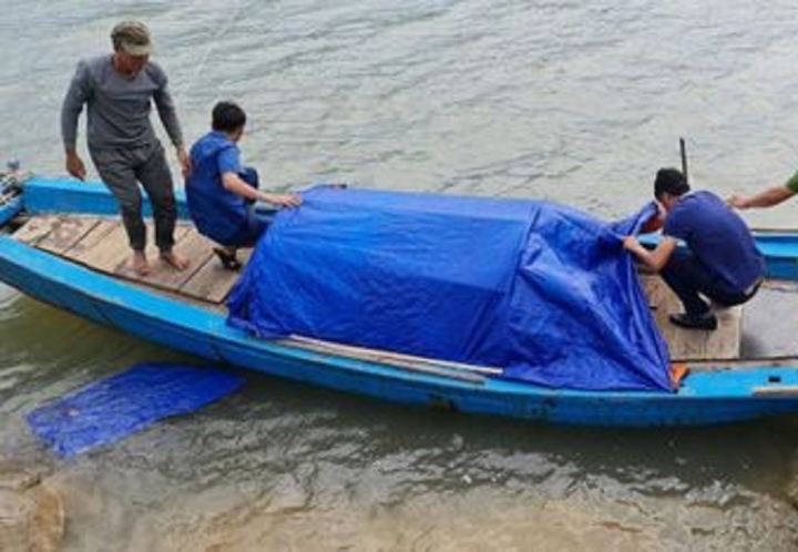 Tìm thấy thi thể bé 5 tuổi bị rơi xuống sông ở Hà Tĩnh - 1