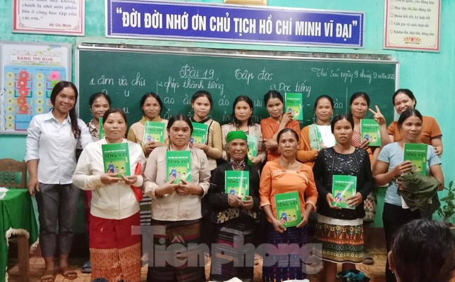 Lớp học đặc biệt cho các cô dâu người Lào bên dòng Sê Pôn ảnh 6