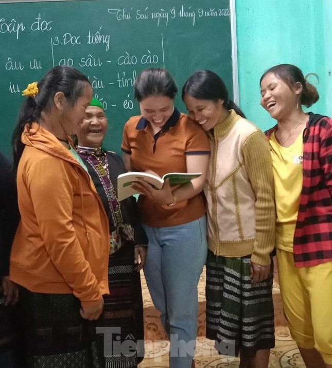 Lớp học đặc biệt cho các cô dâu người Lào bên dòng Sê Pôn ảnh 7