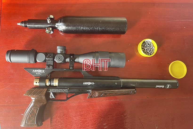 Hương Sơn: Khám nhà đối tượng tàng trữ trái phép ma túy, thu nhận thêm 1 khẩu súng tự chế