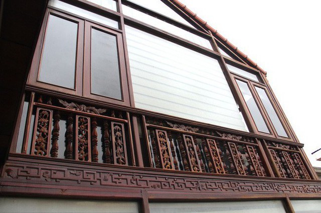  Ngoài vật liệu gỗ, kính được gia chủ thiết kế để chắn gió, chắn mưa, tăng độ sáng cho căn nhà. 