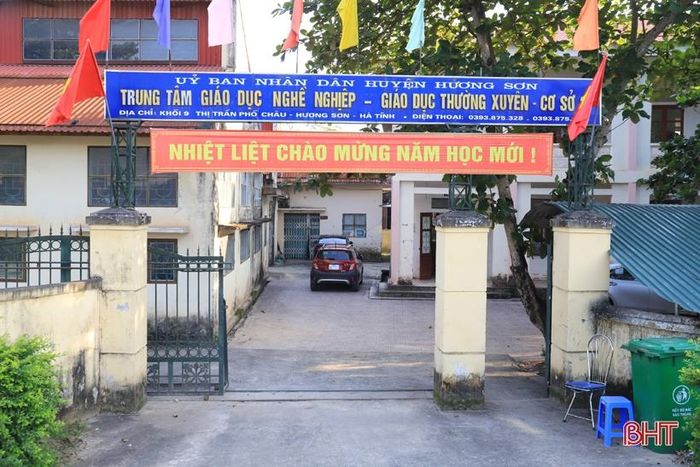 Cơ sở 2 của TTGDNN - GDTX huyện Hương Sơn tại TDP 9, thị trấn Phố Châu đã xuống cấp.