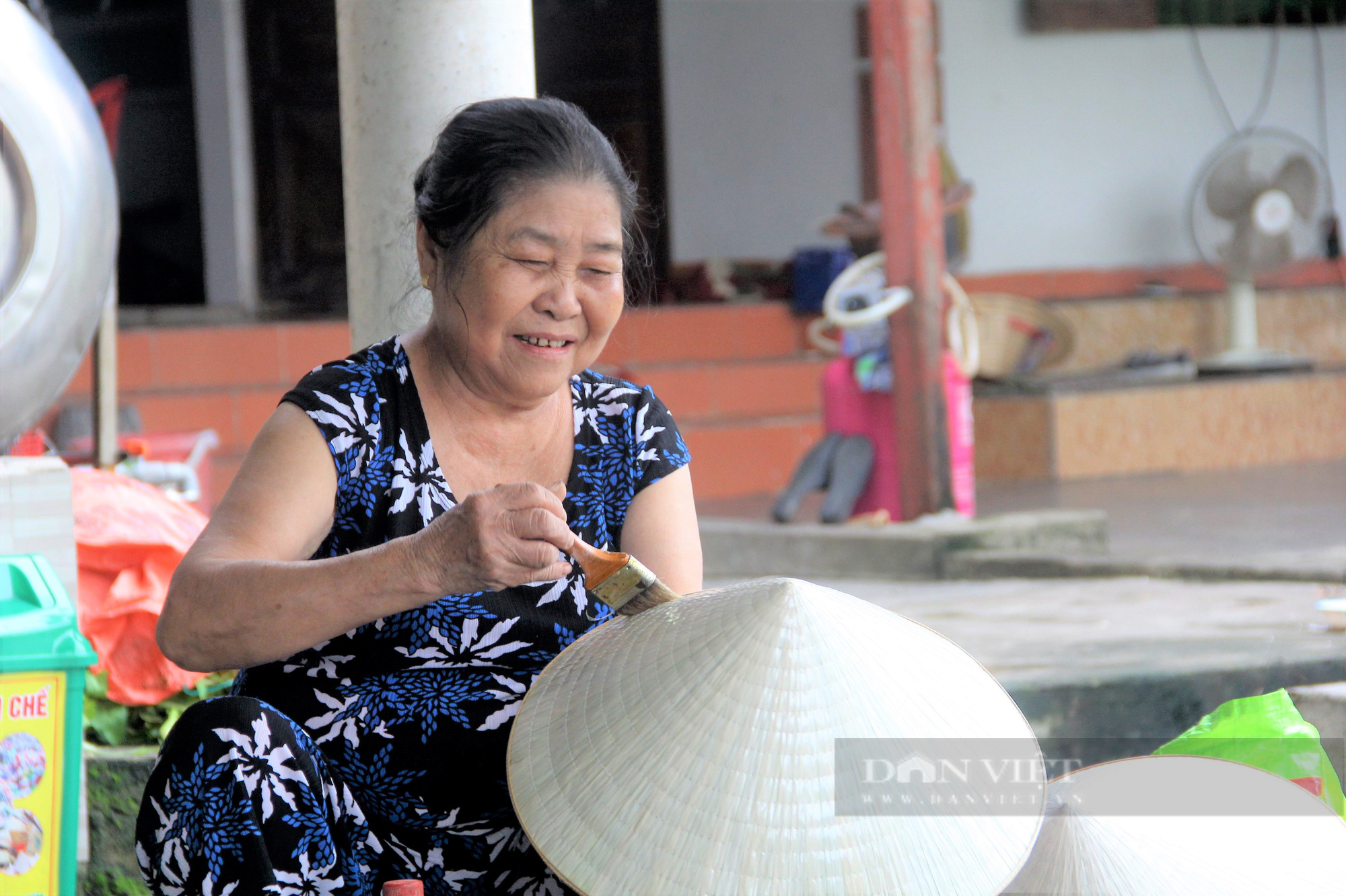 Hà Tĩnh: Làng nghề nón lá Đan Du gần một thế kỷ, nơi giữ hồn quê đất Việt - Ảnh 2.