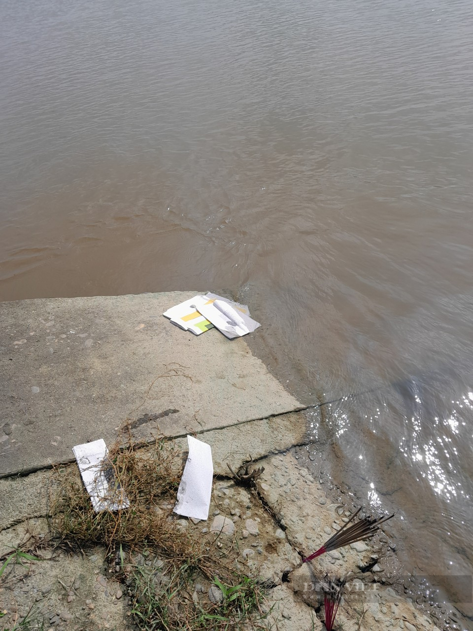 Quảng Trị: Giặt chiếu ở bờ sông, người phụ nữ mang bầu 3 tháng bị tử vong - Ảnh 2.